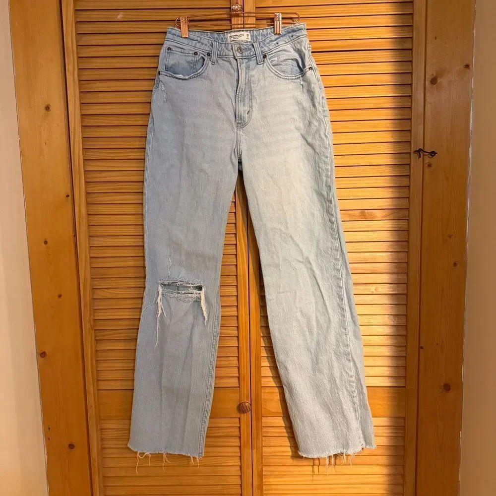 Abercrombie & Fitch Light wash 90s relaxed high rise jeans size 6Long